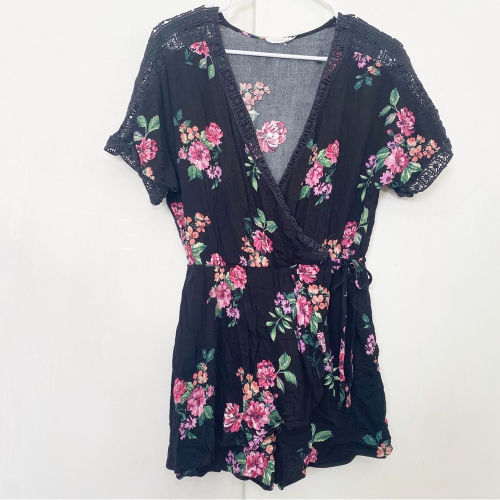 BLU PEPPER crochet trim deep v floral faux wrap rayon blend side tie romper M